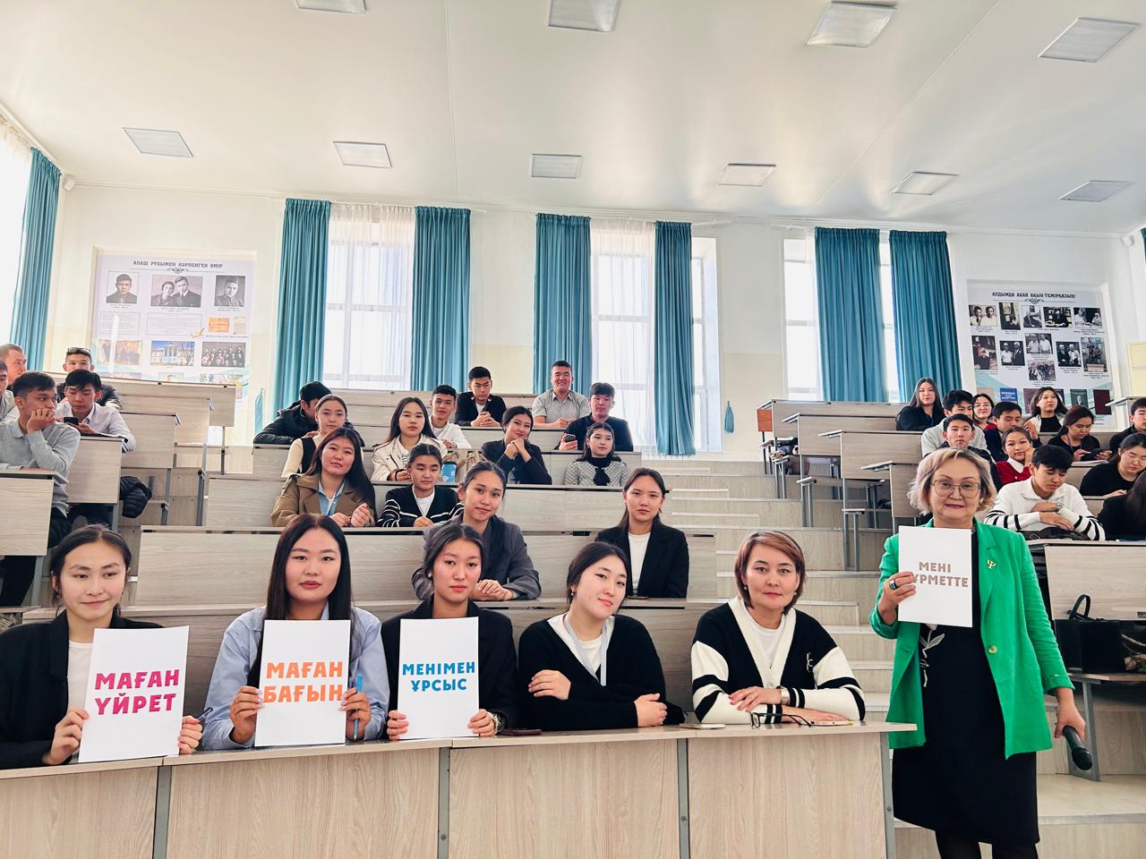 "Университет мозаикасы": бірінші курс студенттері жаңа өмірге сәтті бейімделеді!