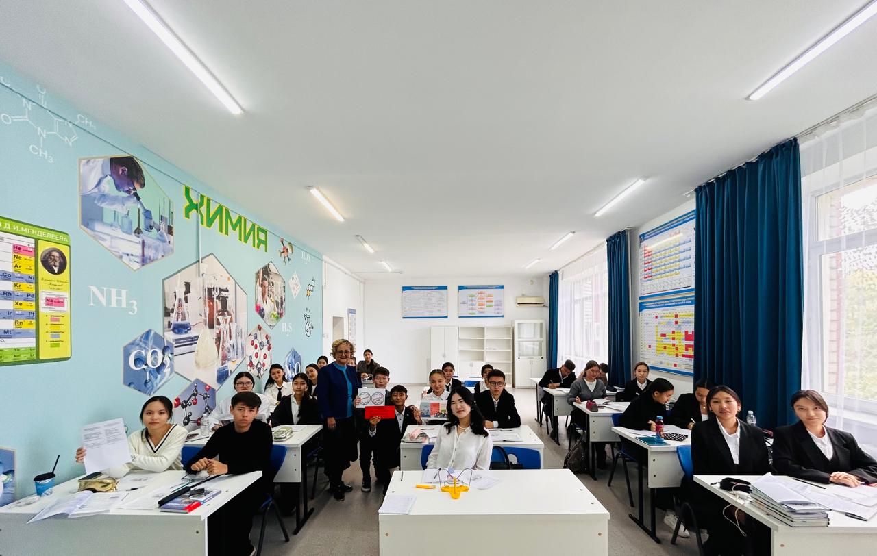 Профессор Ш. Сатиеваның  «Shakarim High School» мектеп оқушыларымен кездесуі